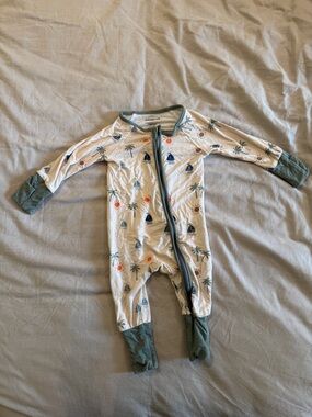 Unbranded Kids White & Green Palm-Print Footie Sleepwear